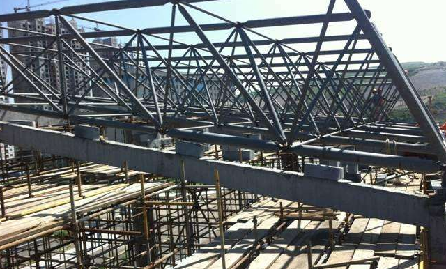 丽水简述网架公司的黑色压型钢板的吊装步履